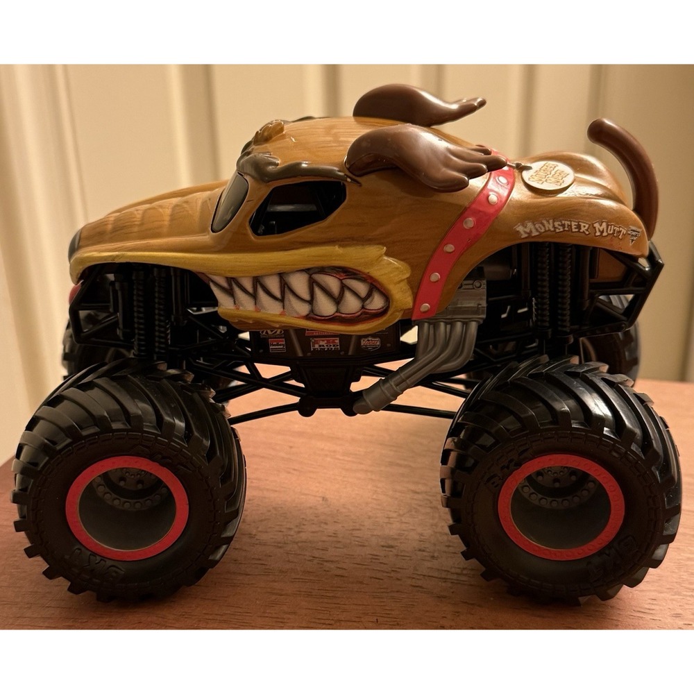 MONSTER JAM MONSTER MUTT BROWN DOG VEHICLE  Spin Master‎ 1:24